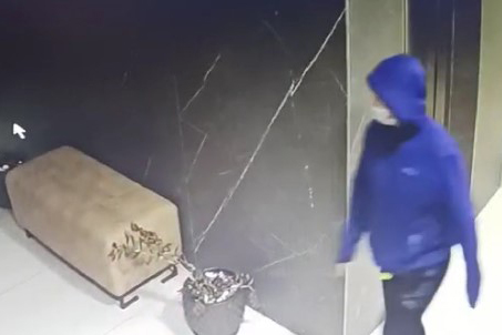Banjalučani u panici zbog SERIJSKOG LOPOVA: Čovjek u plavoj jakni koristi jednostavnu tehniku za provalu u stan (VIDEO)