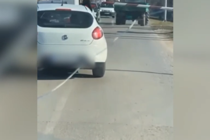 Kao da ne mare za život: Vozači i pješaci prelazili prugu dok je RAMPA BILA SPUŠTENA (VIDEO)