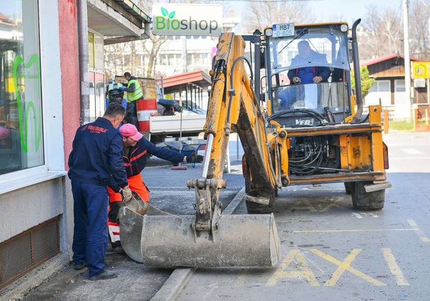 Na Trgu Krajine mijenjaju granitne ploče: U toku sanacija oštećenja u više ulica u centru grada