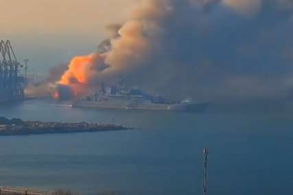 Uništen desantni brod Saratov: Da li su Rusi slučajno pomogli Ukrajincima (VIDEO)