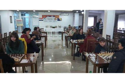 UČESTVUJE 17 ŠAHISTKINJA U Istočnom Novom Sarajevu počeo Osmomartovski turnir za žene