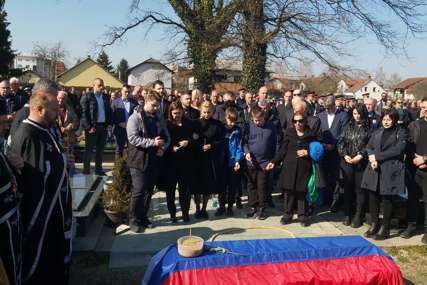Velika tuga na Gradskom groblju u Prijedoru: Od Bašića se opraštaju porodica, rodbina i prijatelji (VIDEO, FOTO)
