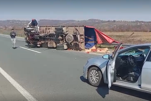 Scena koja se rijetko viđa: U nesreći prevrnut kamion, KROMPIR RASUT PO PUTU (VIDEO)