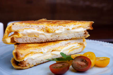Ideja za doručak i večeru: ZAPEČENI SENDVIČ sa jajima i sirom