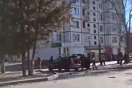 Ambasada SAD tvrdi: Ruske snage ubile 10 ljudi dok su ČEKALI U REDU ZA HLJEB u Ukrajini (VIDEO)