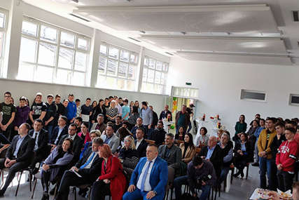 Promovisan projekat "Adaptacija multifunkcionalne sale": Svečanost u Srednjoškolskom centru u Modriči (FOTO)