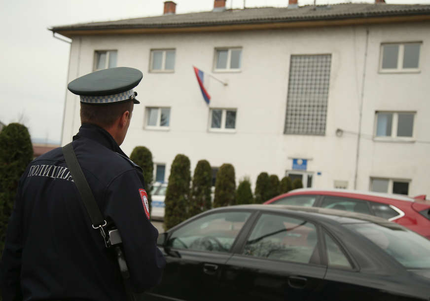 DOŠAO U CRKVENO DVORIŠTE SA PIŠTOLJEM Policija u Tesliću imala pune ruke posla