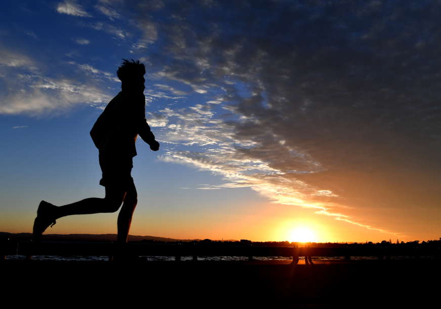 ON JE PRAVI HEROJ Super tata istrčao polumaraton gurajući kćerkicu (FOTO)