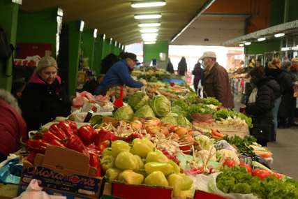 Počeo je Vaskršnji post: Pijaca puna povrća i voća, u ponudi svježa i smrznuta riba, ZAVIRITE U CJENOVNIK (FOTO)