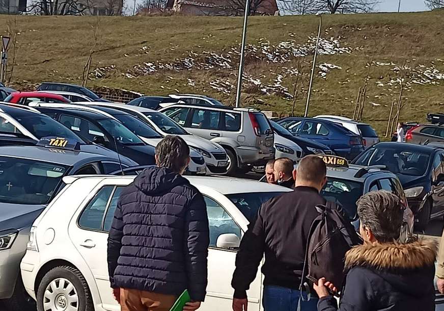 "Naći ću te, kada ozdravim" Prepirka vozača ispred UKC Srpske zamalo završila fizičkim obračunom (VIDEO, FOTO)