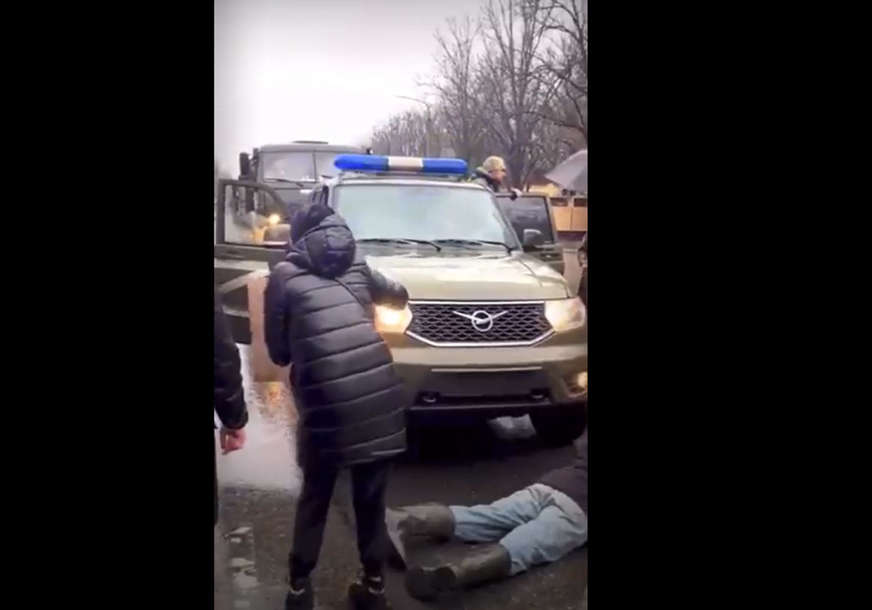 Ruski konvoj ZAUSTAVLJAJU TIJELIMA: Ukrajinac se popeo transporter i mahao zastavom (VIDEO)