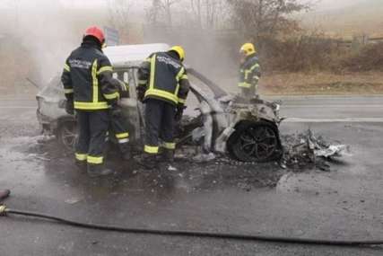 Automobil se zapalio na putu, a tragedija izbjegnuta ZAHVALJUJUĆI JEDNOM HEROJU "Jedini je prišao, zaustavio je saobraćaj da neko ne nastrada" (VIDEO)