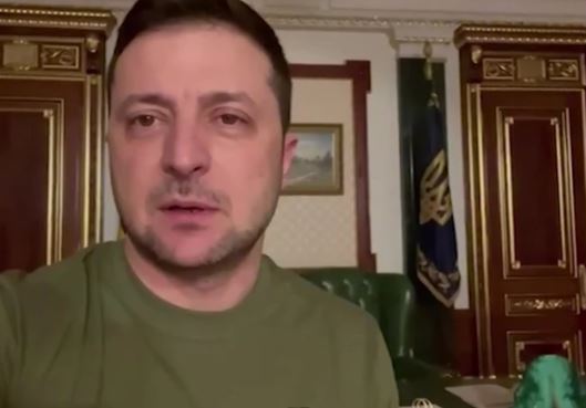 Zelenski poručio da nije pobjegao iz Kijeva, pa se obratio Ukrajincima "Oni koji mogu da se bore, TREBA DA OSTANU" (VIDEO)