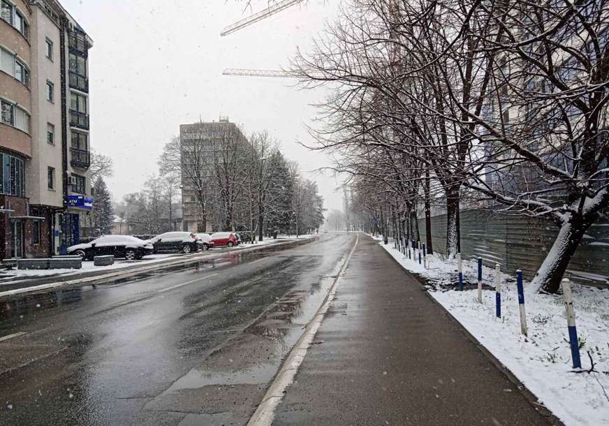 Banjaluka pusta zbog snijega: Na ulicama ni vozača, ni pješaka, samo ekipe zimske službe (FOTO)