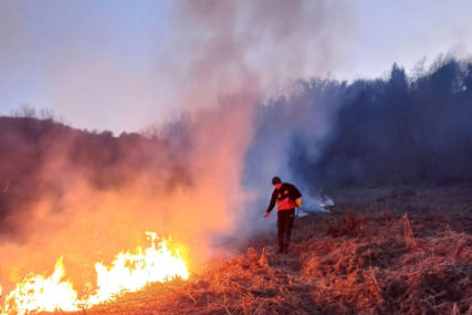 Vatrogasci i dalje na terenu: Pod kontrolom požar u rejonu sela Jabuka kod Gacka