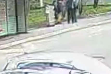 KRVNIČKI UDARAO DJEČAKA Muškarac nasrnuo na grupu djece na autobuskom stajalištu (VIDEO)