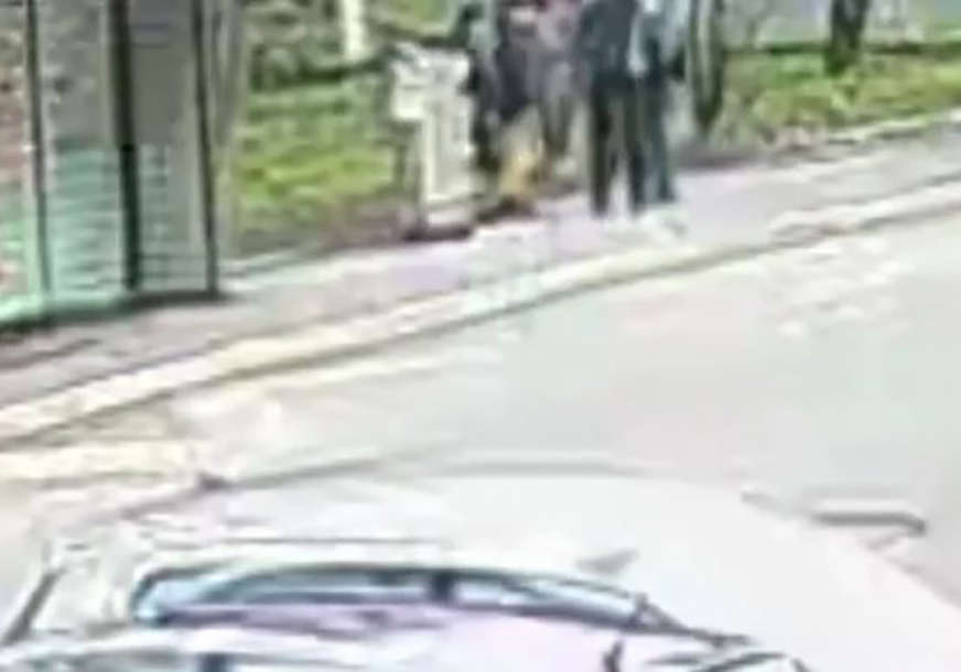 KRVNIČKI UDARAO DJEČAKA Muškarac nasrnuo na grupu djece na autobuskom stajalištu (VIDEO)