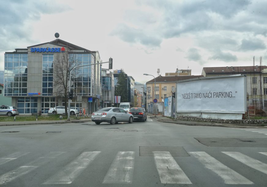 "Nećeš ti tamo naći parking" Osvanuli bilbordi sa   porukama vozačima u Banjaluci (FOTO)