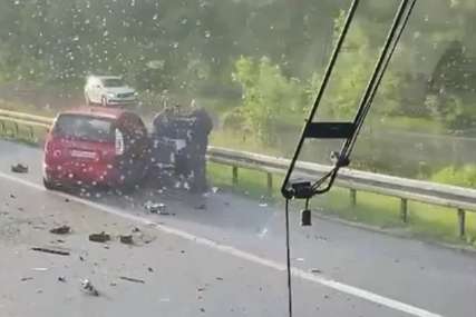 SUDAR NA AUTO-PUTU Dijelovi automobila razbacani po asfaltu (VIDEO)