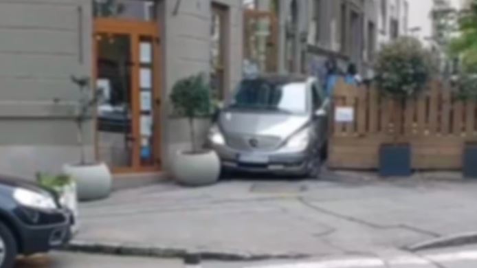 "Moje oči ne vjeruju" Hit snimak zaglavljenog automobila izazvao buru (VIDEO)