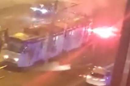 INCIDENT Nepoznate osobe ubacile zapaljenu baklju u tramvaj (VIDEO)