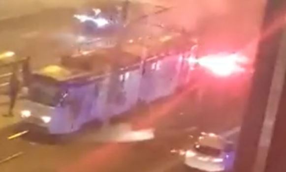 INCIDENT Nepoznate osobe ubacile zapaljenu baklju u tramvaj (VIDEO)