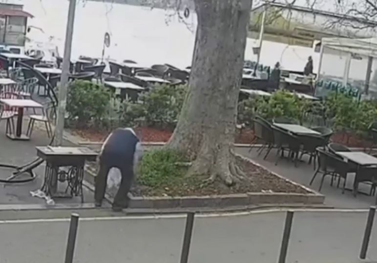 LJUDI U ŠOKU Pogledajte šta je čovjek ukrao iz bašte kafića (VIDEO)