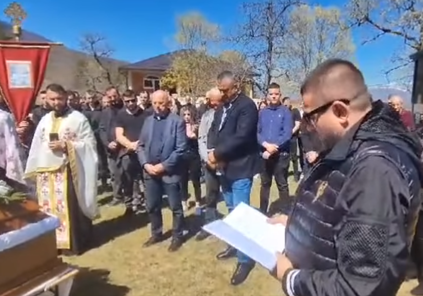 "BIO SI VUK IZ MOG ČOPORA" Na sahrani Laze Pajčina Baja Mali Knindža, grcajući u suzama, održao emotivan govor (VIDEO)