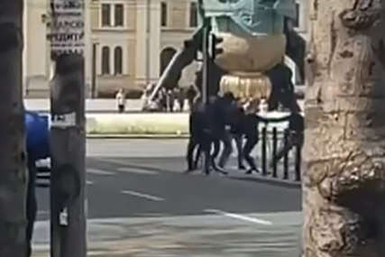 Mladići se prvo raspravljali, pa potukli: Masovna tuča kod spomenika Stefanu Nemanji (VIDEO)