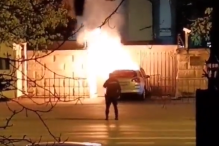 Zabio se u kapiju Ambasade Rusije, pa POGINUO: Vatrogasci nakon nesreće jedva ugasili požar (VIDEO)
