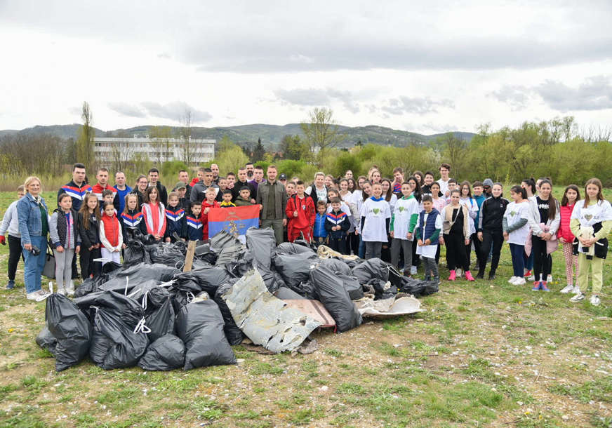 Očišćen novi gradski park: U zajedničkoj akciji sportski klubovi i KUD "Pelagić" (FOTO)