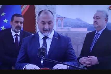 INTERNET SE VALJA OD SMIJEHA Crnogorski ministar je držao govor, a iza njegovih leđa se odvijala borba neprestana (VIDEO)