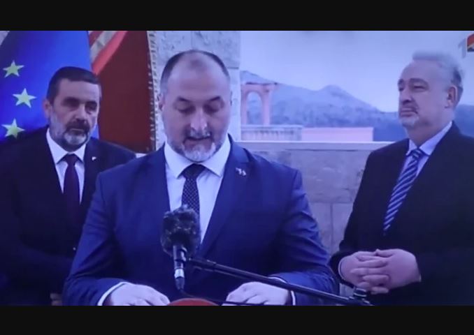 INTERNET SE VALJA OD SMIJEHA Crnogorski ministar je držao govor, a iza njegovih leđa se odvijala borba neprestana (VIDEO)