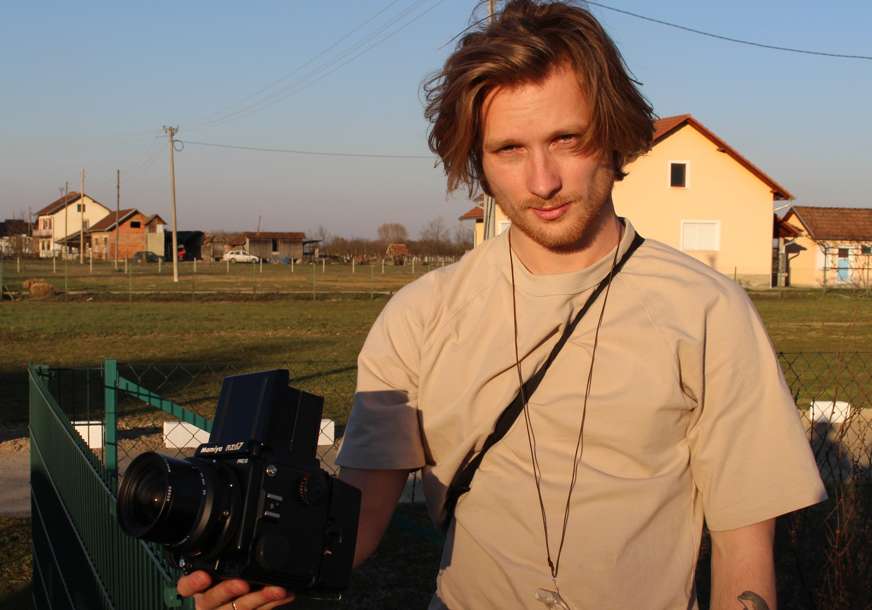 Umjetnik sa holandskim pasošem i SRPSKOM DUŠOM: Fotograf Đermen Čikić, objektivom istražuje rodno selo svoga oca u Potkozarju (FOTO)