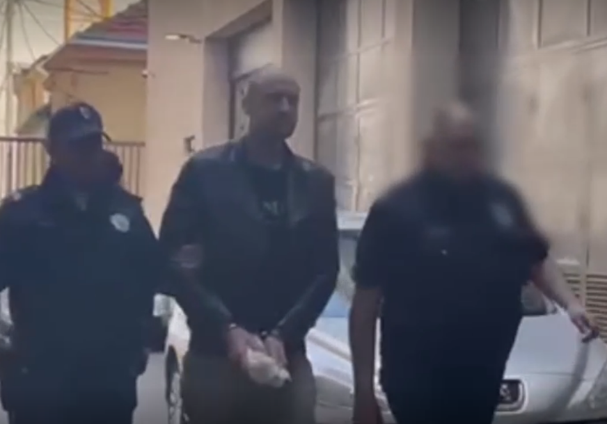 Pognute glave i smušen: Darko Kostić sa lisicama priveden na saslušanje (VIDEO)