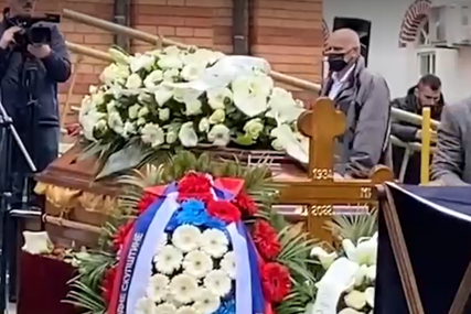 TUGA NA LICIMA Na sahrani Dejana Mijače glumci u rukama nose cvijeće i svijeće (VIDEO)