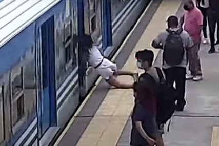 "Ne znam kako sam uopšte živa" Djevojka izgubila svijest i pala pod voz u pokretu (UZNEMIRUJUĆI VIDEO)