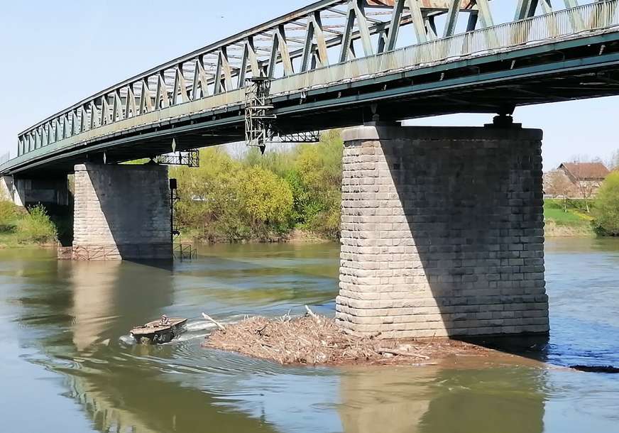 Sava kao međunarodna deponija: Civilna zaštita spasava most od naslaga smeća (FOTO)
