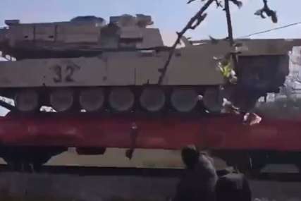 Gađali oklopna vozila: Grci pokazali šta misle o NATO snagama (VIDEO)