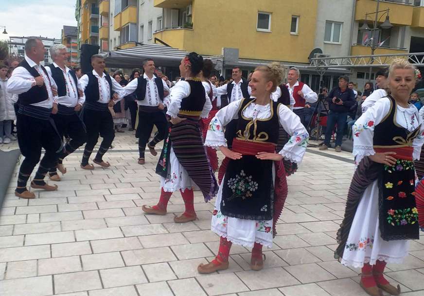 FESTIVAL FOLKORA UJEDINIO REGIJU Manifestacija u Istočnom Sarajevu okupila ljubitelje tradicionalne igre i pjesme