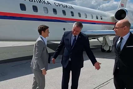 Višković dočekao Brnabićevu na sarajevskom aerodromu: Premijerka Srbije učestvuje u radu ekonomskog foruma na Jahorini (VIDEO)