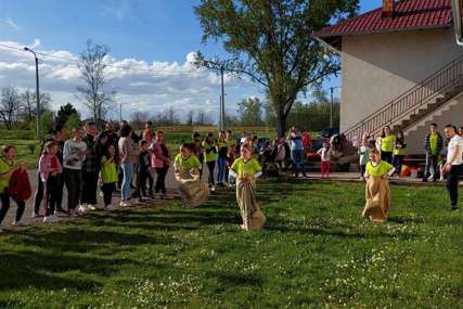 Vaskršnji dani u Kočićevu: Djeca uživala u tradicionalnim igrama na novom igralištu (FOTO)
