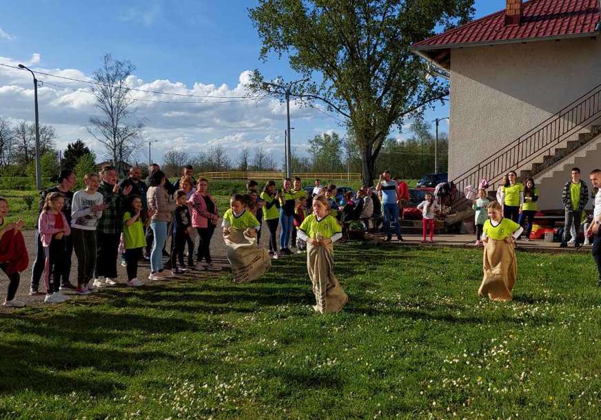 Vaskršnji dani u Kočićevu: Djeca uživala u tradicionalnim igrama na novom igralištu (FOTO)