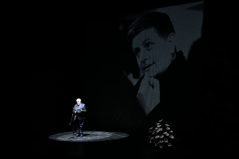 "BIO SI TAJNA" Emotivni govori na komemoraciji Dejanu Mijaču, brojni glumci se opraštaju od poznatog reditelja (FOTO)