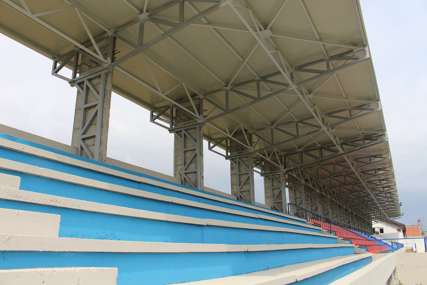 Izgradili krov na tribinama FK Laktaši: Bolji uslovi za fudbalere i publiku (FOTO)