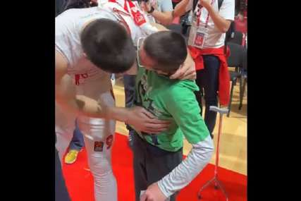 BRAVO LJUDI Bolesni dječak je dobio Zvezdin dres i zagrljaje, od radosti nije mogao da zadrži suze (VIDEO)