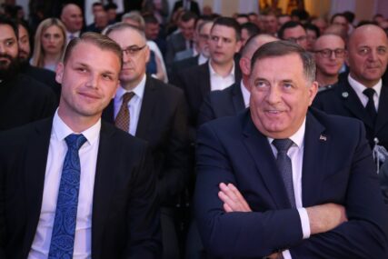 Draško Stanivuković i Milorad Dodik sjede jedan pored drugog