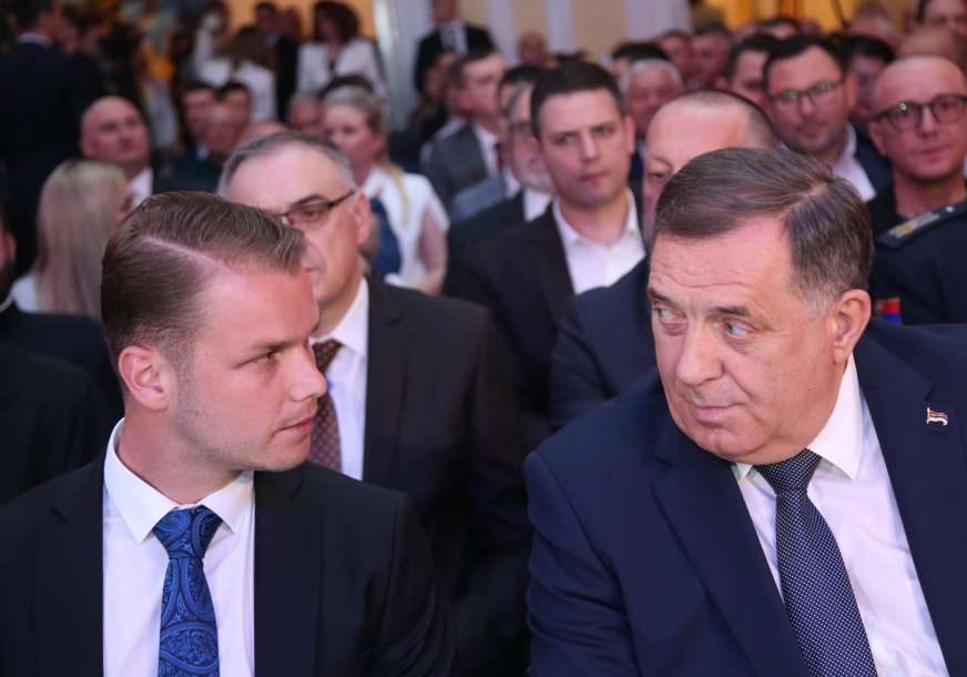 (FOTO) "Baš ti je porastao bicikl" Dodik ponovo pecnuo Stanivukovića, MREŽE SE USIJALE