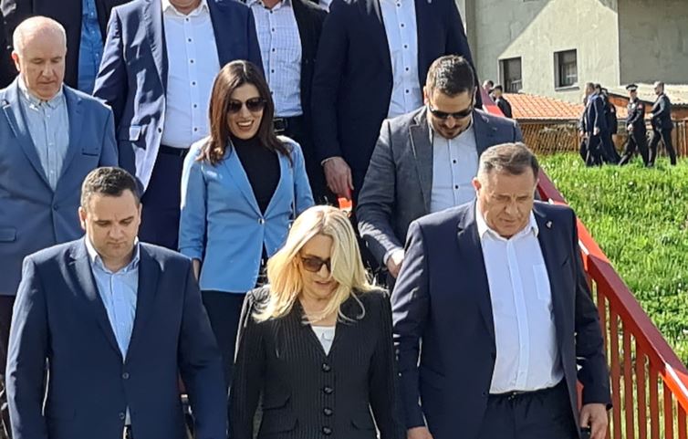 Među prisutnima su i koalicioni partneri: Dodik, Cvijanovićeva i Tegeltija na vaskršnjem druženju SNSD u Tesliću (FOTO)
