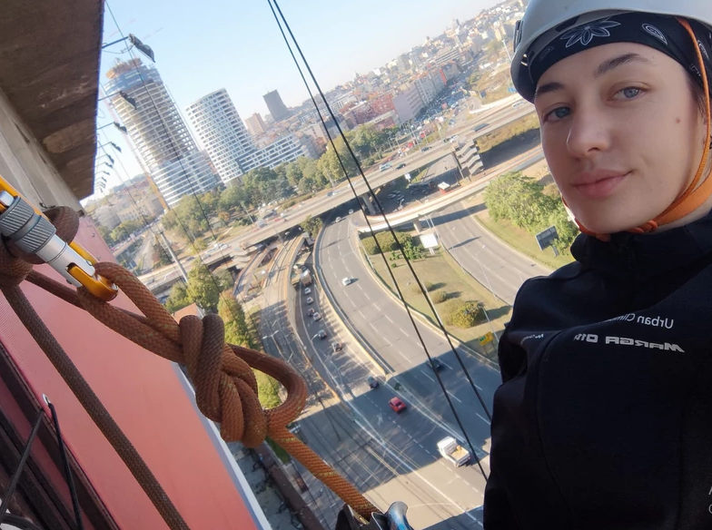 Mirjana ne zna za strah: Hrabra "oblakoderka" skače sa mostova, visi sa nebodera i spasava ljude (FOTO)